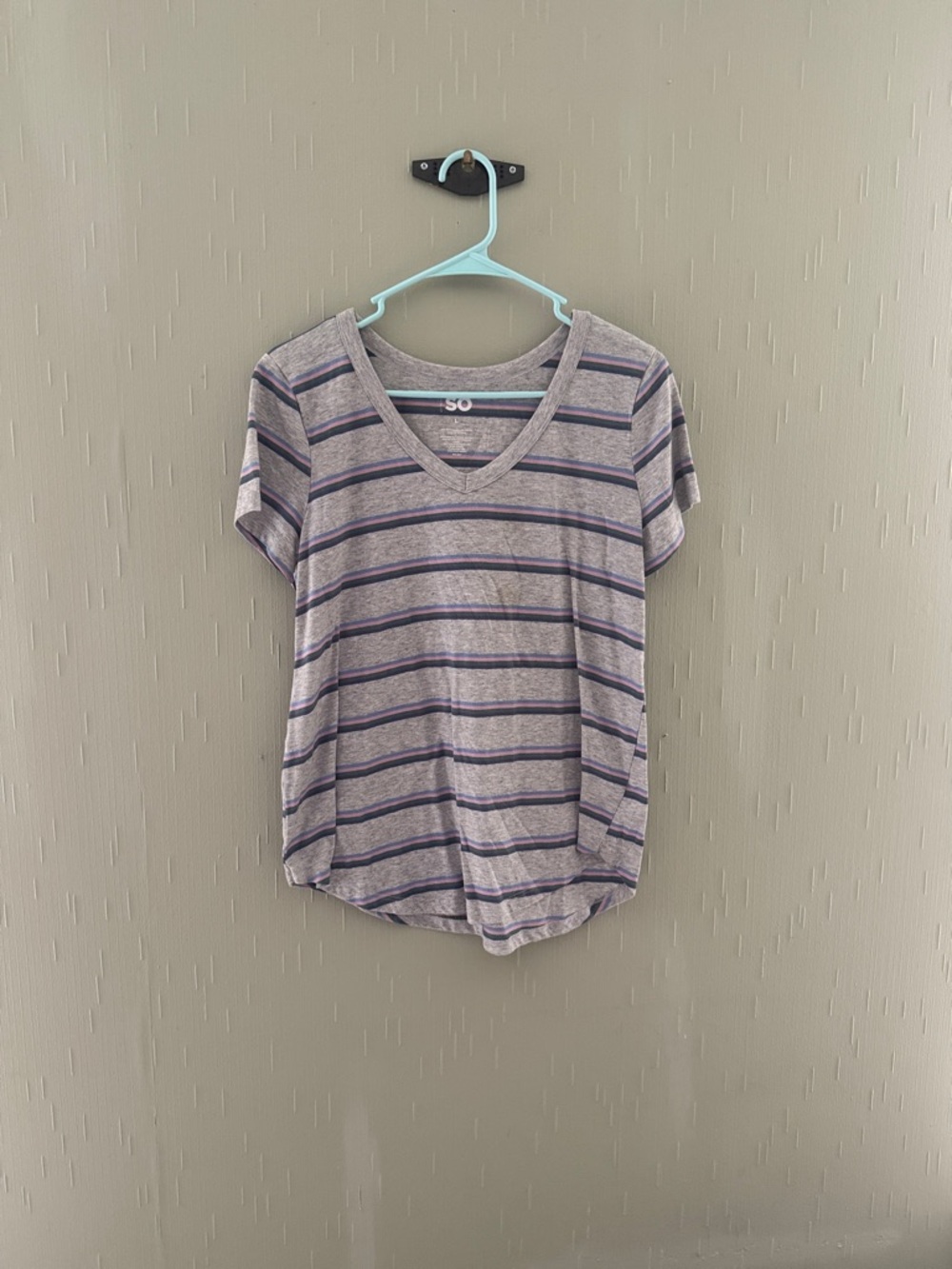 SO Striped V-Neck Short Sleeve Tee in Gray and Purple